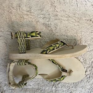 Women’s 8.5 Teva ankle strapped sandals